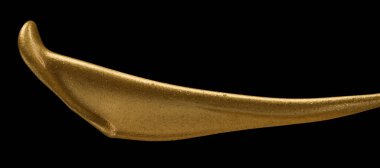 Sıvı altın sıçrama. siyah arka plan üzerinde