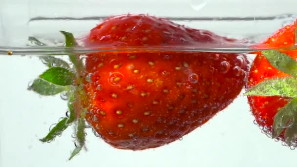 Heerlijke Rode Aardbeien Zwemmen Helder Water Met Bubbels — Stockvideo