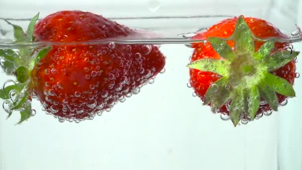 Délicieuses Fraises Rouges Nagent Dans Eau Claire Avec Des Bulles — Video