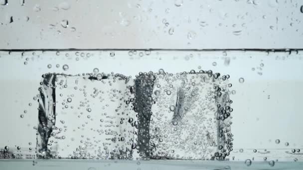 Ледяные Кубики Движутся Газовой Воде — стоковое видео