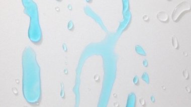 Su damlaları pürüzsüz bir yüzey üzerinde hareket