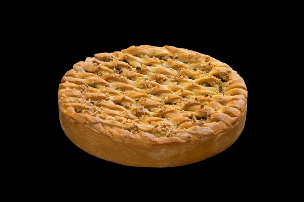 Свіжоспечений яблучний пиріг на чорному фоні — стокове фото
