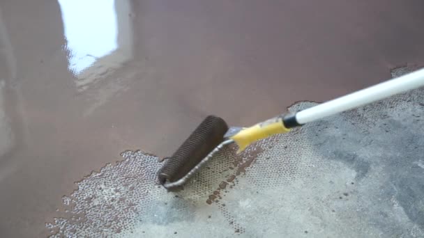 Bodenbelag Mit Selbstnivellierendem Zementmörtel Rollenapplikation Spiegelglatte Oberfläche Des Fußbodens — Stockvideo