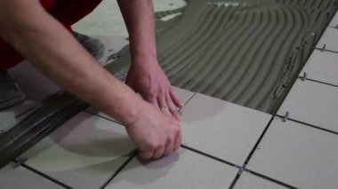 Master ve döşeme karoları yapıştırmış. Fayans yapıştırıcı döşeme.