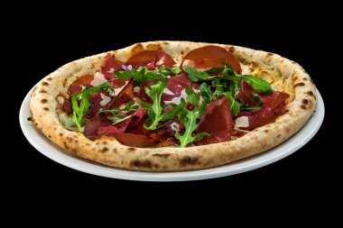 prosciutto ve siyah arka plan üzerine izole rucola pizza