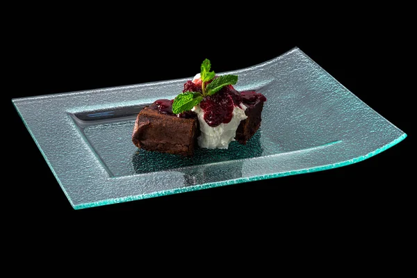 Brownie de chocolate com sorvete de baunilha e geléia de cereja — Fotografia de Stock