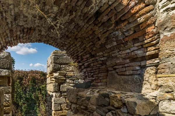 Remains of roman fortress Histria ��� view under the stone arch, — Stock Photo, Image