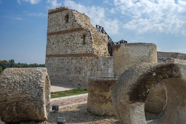 Wieża kamienna twierdza z wojskowych zamku Dimum, Bułgaria — Zdjęcie stockowe