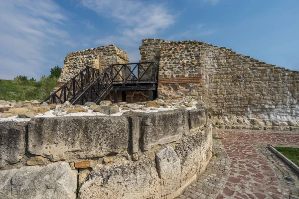 Kamienny mur i twierdza wieża Zamku Roman Dimum, Bułgaria — Zdjęcie stockowe