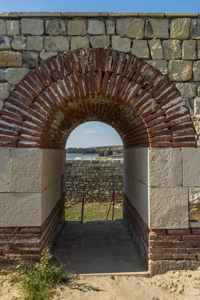Widok przez przywróconych łuku w rzymskiej fortecy Cappidava na — Zdjęcie stockowe