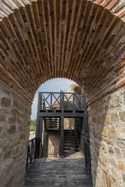 Zobacz za pomocą łuku w rzymskiej fortecy Dimum, Bułgaria — Zdjęcie stockowe