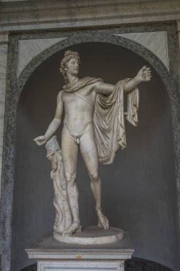 Antik heykel Apollo Belvedere Vatikan, İtalya. Bu heykel kayıp bronz orijinal Yunan heykeltıraş Leochares tarafından yapılan mermer kopyasıdır. Vatikan, İtalya, Haziran 2017