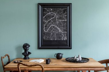 Moda ve tasarım yemek odası içinde siyah poster haritası, ahşap masa, sandalyeler, fincanlı çaydanlık, modern dekorasyon, heykel ve zarif aksesuarlar var. Kullanmaya hazır. Şablon. 