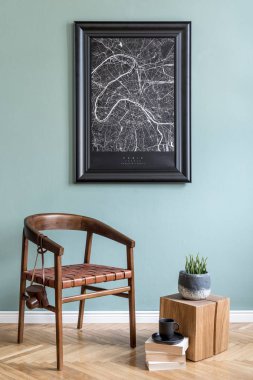 Şık İskandinav oturma odasının içinde siyah poster haritası, tahta küp, tasarım koltuğu, bitki, modern dekorasyon, kitaplar ve zarif aksesuarlar var. Kullanmaya hazır. Şablon. 