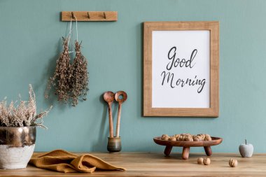 Yemek odasının iç tasarımı poster çerçevesi, mutfak aksesuarları, şifalı otlar ve zarif aksesuarlarla. Öksürük rengi konsepti. Şablon. Kullanmaya hazır. Şık İskandinav ev dekorasyonu.