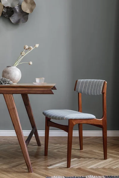 现代时尚的餐厅内部 有迷人的木制餐桌 雅致的椅子和设计装饰 家居装饰 灰色背景墙 室内设计的最低限度概念 — 图库照片