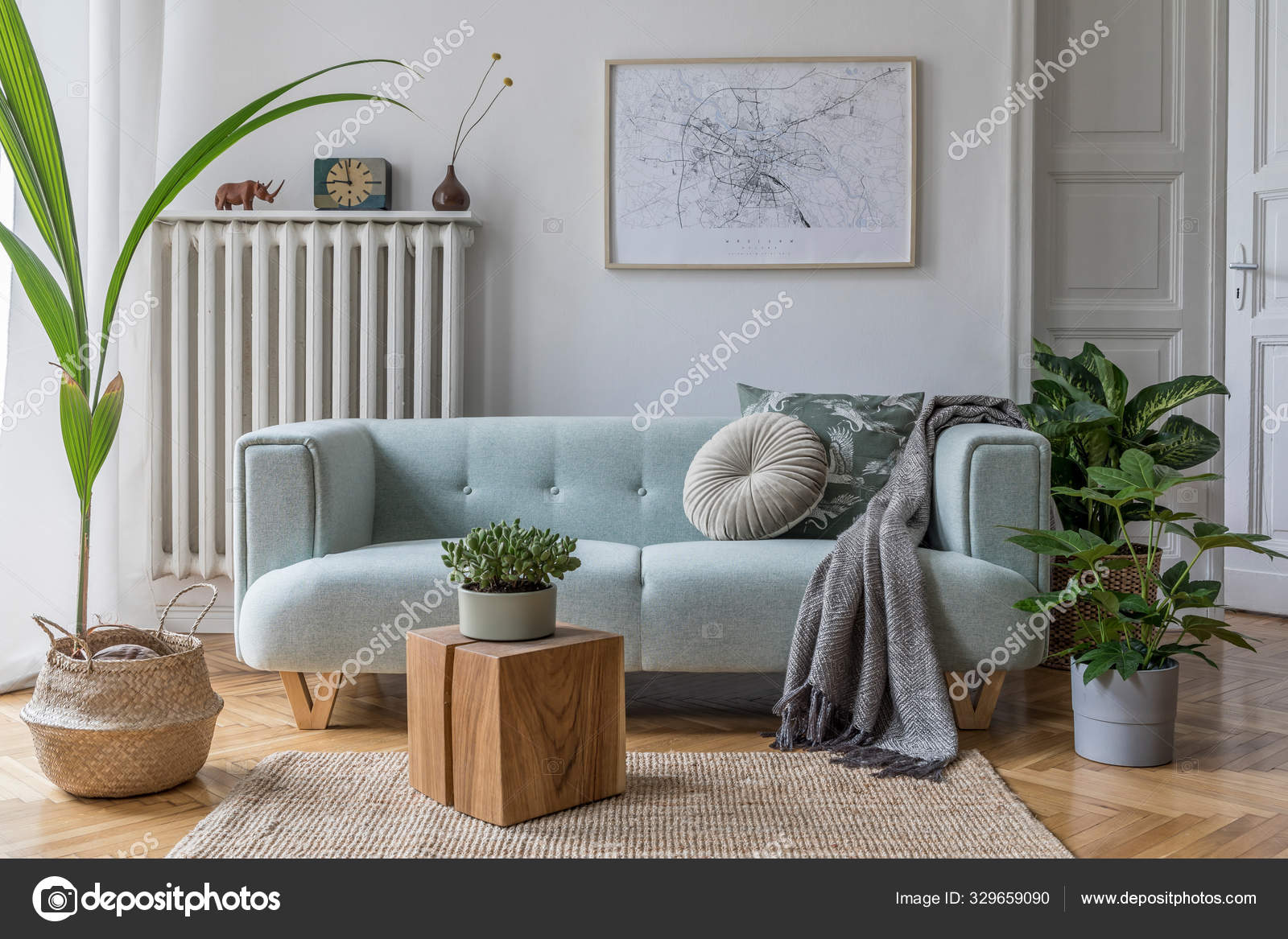 Interior da sala de estar escandinava com sofá cinza de design