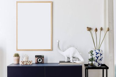 Altın kaplamalı modern iç tasarım poster çerçevesi ve raflarda zarif aksesuarlar. Şık bir oturma odası ve ev dekorasyonu. Ev dekorunun minimalist kavramı. 