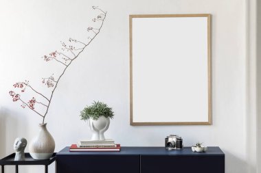 Altın kaplamalı modern iç tasarım poster çerçevesi ve raflarda zarif aksesuarlar. Şık bir oturma odası ve ev dekorasyonu. Ev dekorunun minimalist kavramı. 
