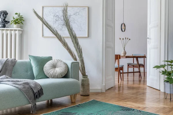 现代室内设计与沙发和当代配件 风格新颖的客厅和设计家居装饰 家居装修的简约概念 — 图库照片