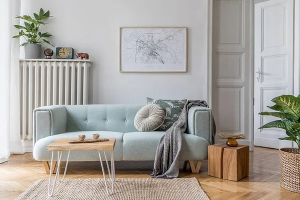 现代室内设计与沙发和当代配件 风格新颖的客厅和设计家居装饰 家居装修的简约概念 — 图库照片