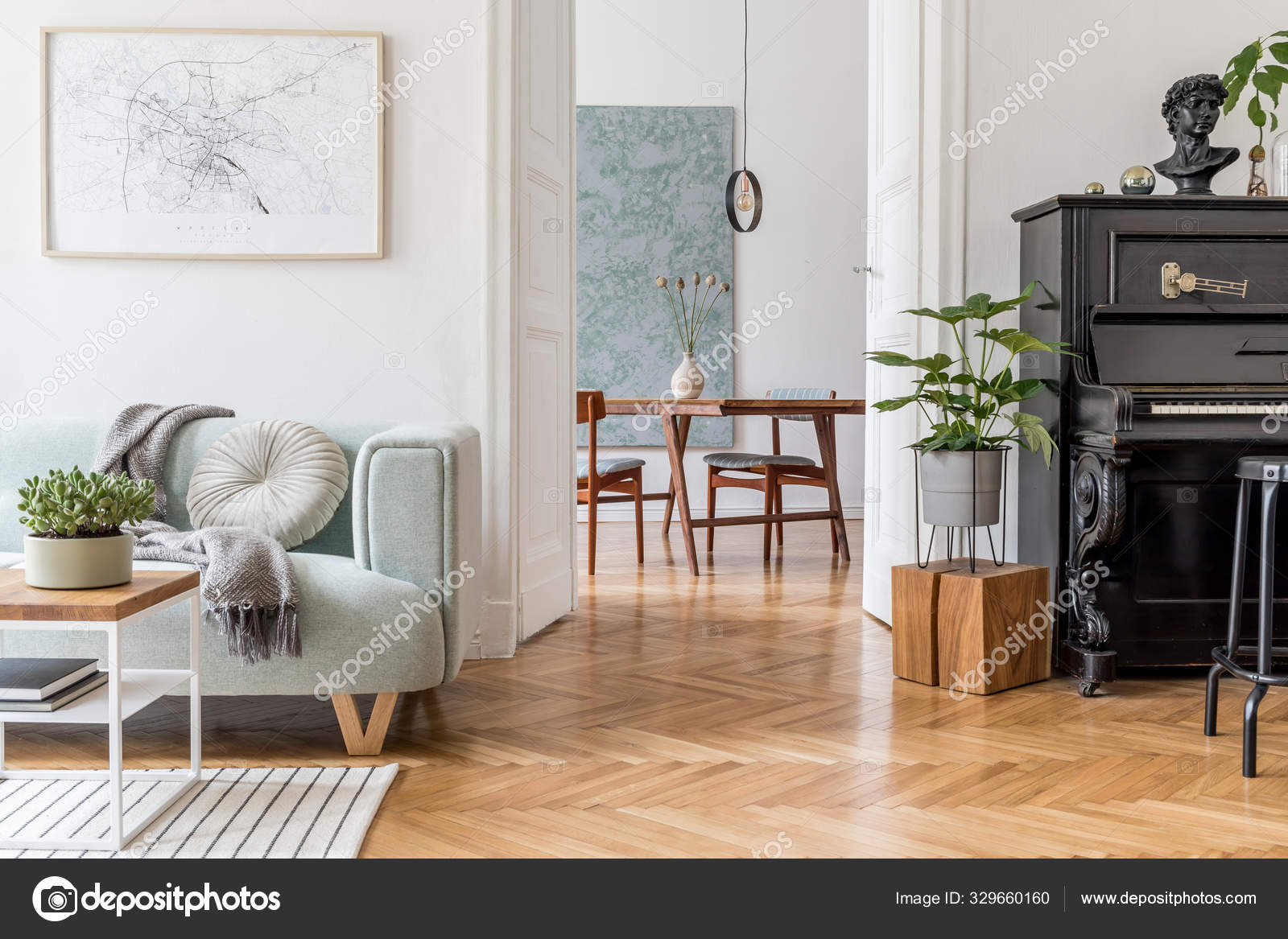 Un moderno comedor con cómodos sillones y plantas. — Foto de stock