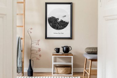 Modern apartmandaki ahşap masanın çağdaş benzersiz tasarımı