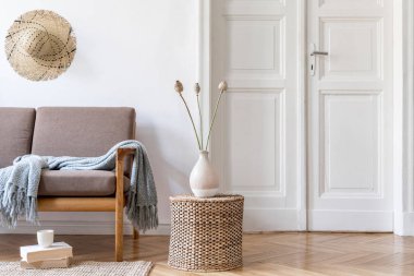 Kanepe ve çağdaş aksesuarlarla modern iç tasarım. Şık bir oturma odası ve ev dekorasyonu. Ev dekorunun minimalist kavramı. 