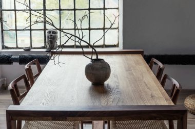 Modern apartmandaki ahşap masanın çağdaş benzersiz tasarımı