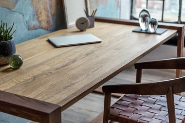 Modern apartmandaki ahşap masanın çağdaş benzersiz tasarımı