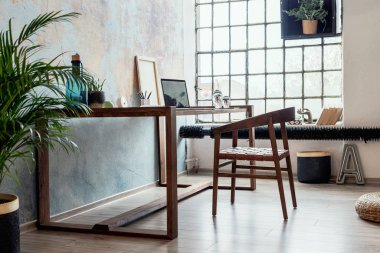 Modern apartmandaki ahşap masanın çağdaş benzersiz tasarımı