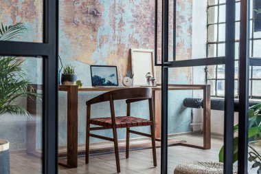 Modern apartmandaki ahşap masanın çağdaş benzersiz tasarımı
