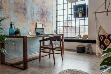 Modern apartmandaki ahşap masanın çağdaş benzersiz tasarımı