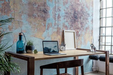 Modern apartmandaki ahşap masanın çağdaş benzersiz tasarımı