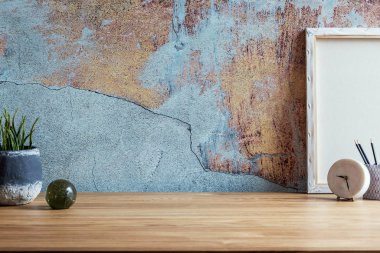 Rafta zarif aksesuarları olan modern iç tasarım. Şık bir oturma odası ve ev dekorasyonu. Ev dekorunun minimalist kavramı. 