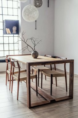 Modern apartmandaki ahşap masanın çağdaş benzersiz tasarımı