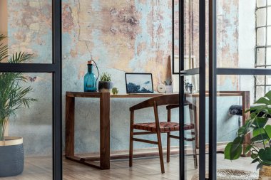 Modern apartmandaki ahşap masanın çağdaş benzersiz tasarımı