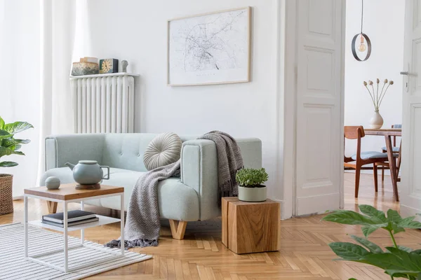 Modernes Interieur Mit Sofa Und Zeitgenössischen Accessoires Stilvolles Wohnzimmer Und — Stockfoto
