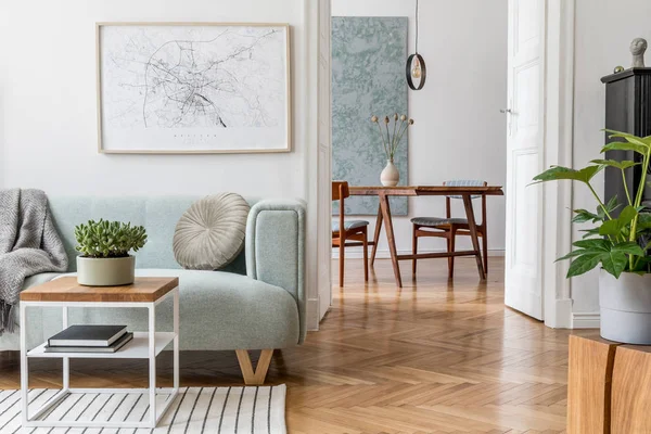 Modern Inredning Med Soffa Och Elegant Köksbord Snyggt Vardagsrum Och — Stockfoto