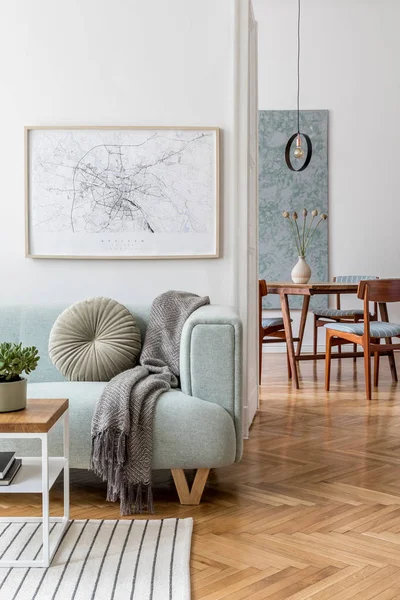 现代室内设计 有沙发和精致的厨房餐桌 风格新颖的客厅和设计家居装饰 家居装修的简约概念 — 图库照片