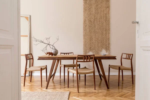 Design Unique Contemporain Table Bois Dans Appartement Moderne — Photo