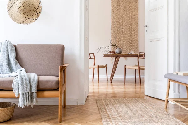 ソファとエレガントなキッチンテーブルとモダンなインテリアデザイン スタイリッシュなリビングルームとデザインホームステージング 家の装飾の最小限の概念 — ストック写真