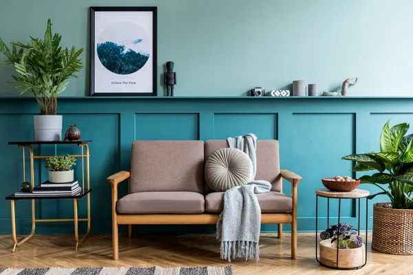 快適なスタイリッシュなソファとインテリアのモダンな緑の色のデザイン — ストック写真