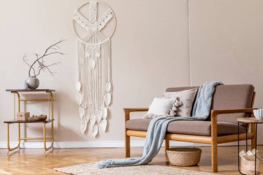 Şık koltuklu dairenin modern tasarımı.