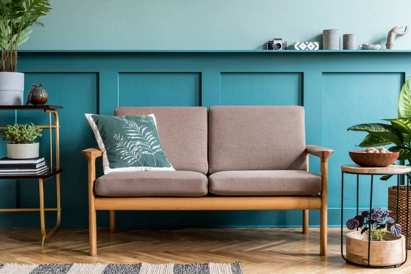 舒适时尚沙发的现代绿色室内设计 — 图库照片