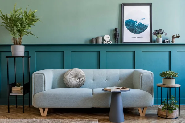 Moderní Zelený Design Interiéru Pohodlnou Stylovou Pohovkou — Stock fotografie
