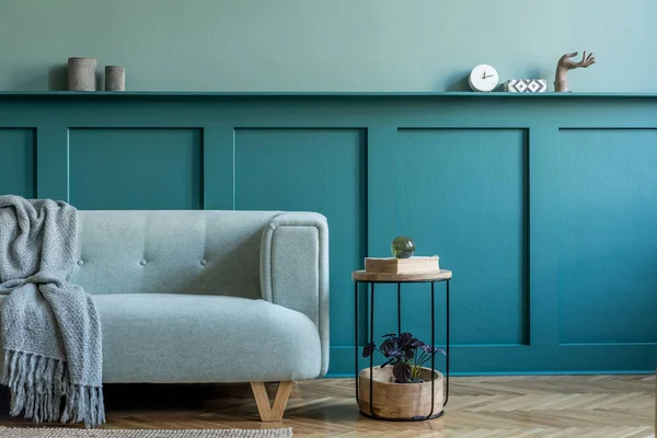 Modernes Grün Gefärbtes Design Des Interieurs Mit Bequemem Stilvollem Sofa — Stockfoto