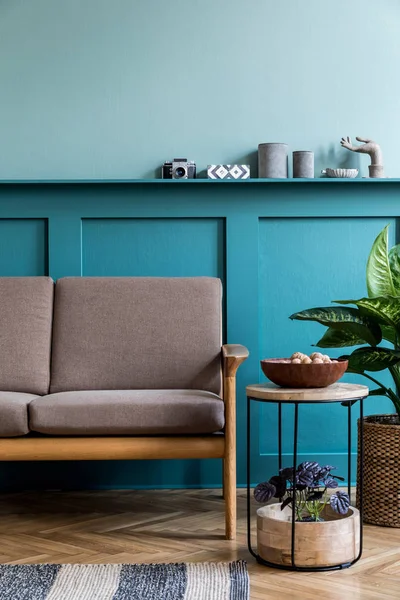 Diseño Moderno Color Verde Del Interior Con Cómodo Sofá Elegante —  Fotos de Stock