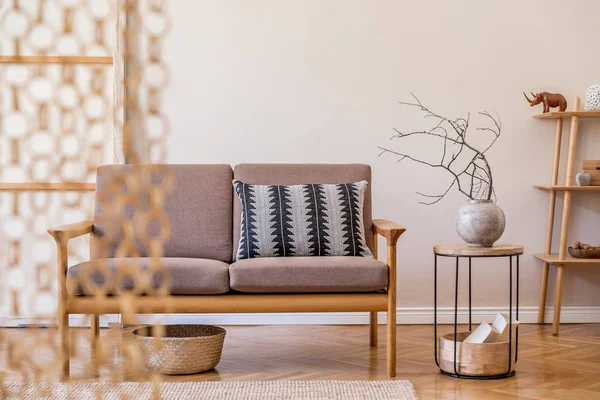 Modern Lägenhet Interiör Med Elegant Soffa Och Vas — Stockfoto