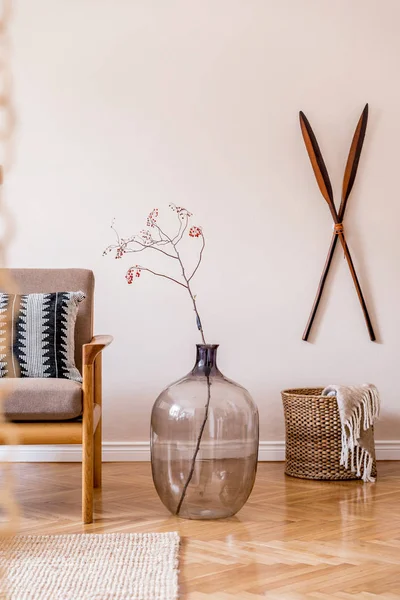 Modern Lägenhet Interiör Med Elegant Soffa Och Vas — Stockfoto
